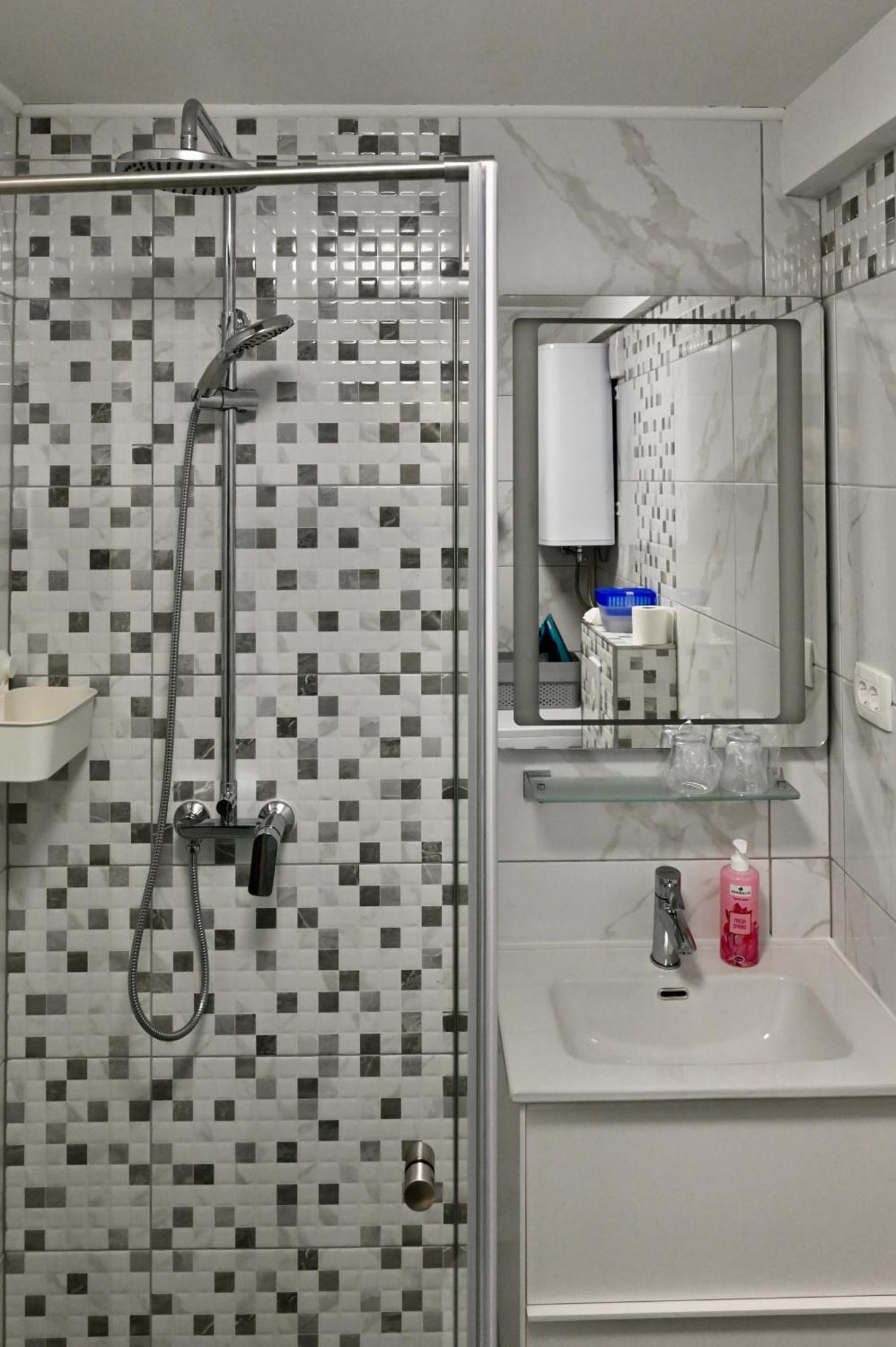 Studio Apartman Una -Self Check In,Free Parking カルロヴァッツ エクステリア 写真